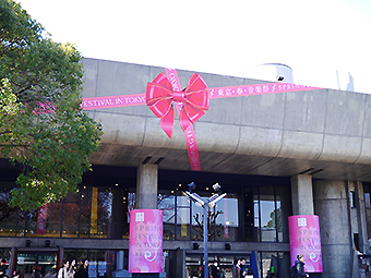 写真：東京文化会館前