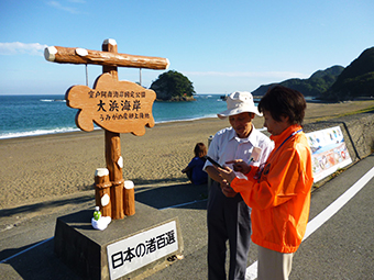 写真：観光ガイドの様子